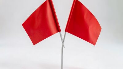 Navigating Boundary-Setting in Modern Dating: Recognizing and Overcoming Common Red Flags