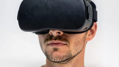 Exploring the Impact of Virtual Reality Social Networks on User Engagement and Community Building