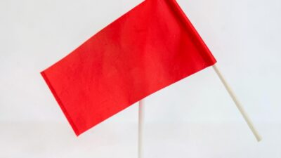 Recognizing and Navigating Relationship Red Flags While Maintaining Healthy Boundaries